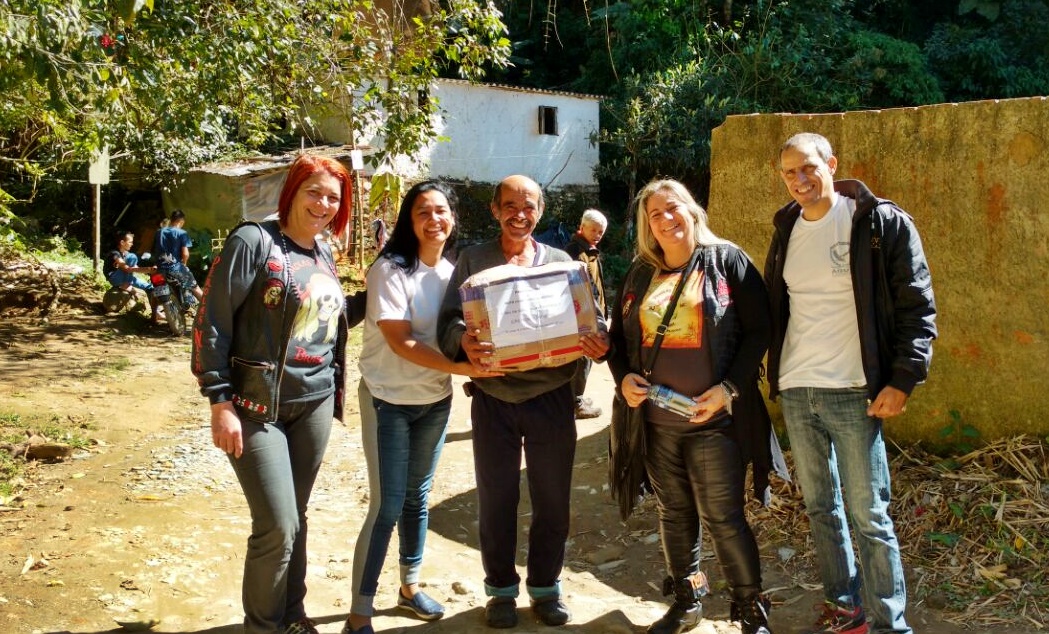 Leia mais sobre o artigo PADRÃO ÁGUIAS E MOTO CLUBE PÉROLAS NEGRAS VISITAM COMUNIDADES CARENTES E ENTREGAM CESTAS DE ALIMENTOS