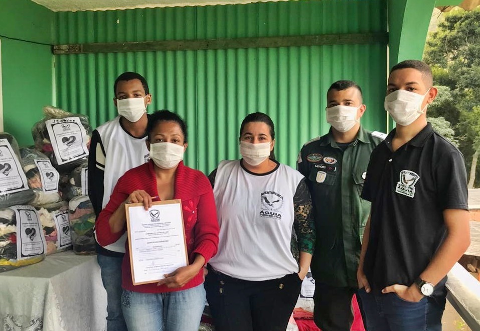 Leia mais sobre o artigo PADRÃO ÁGUIAS ENTREGA ROUPAS E AGASALHOS PARA A COMUNIDADE DO CALEME, EM TERESÓPOLIS, RJ